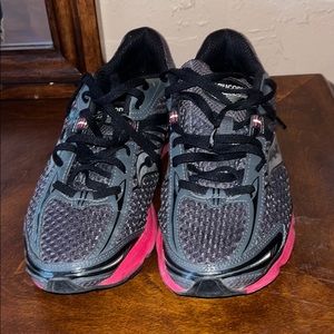 Saucony running shoes gray and black size 9.5